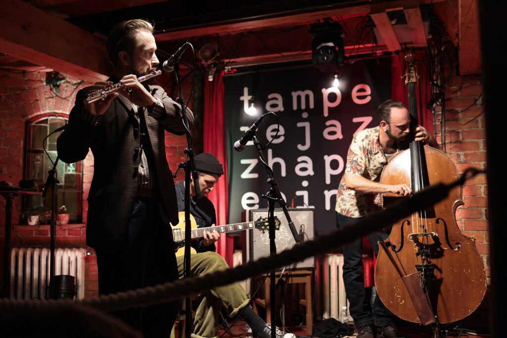 Tehmela Six esiintyy lavalla. Tehmela Six esiintyy lavalla.