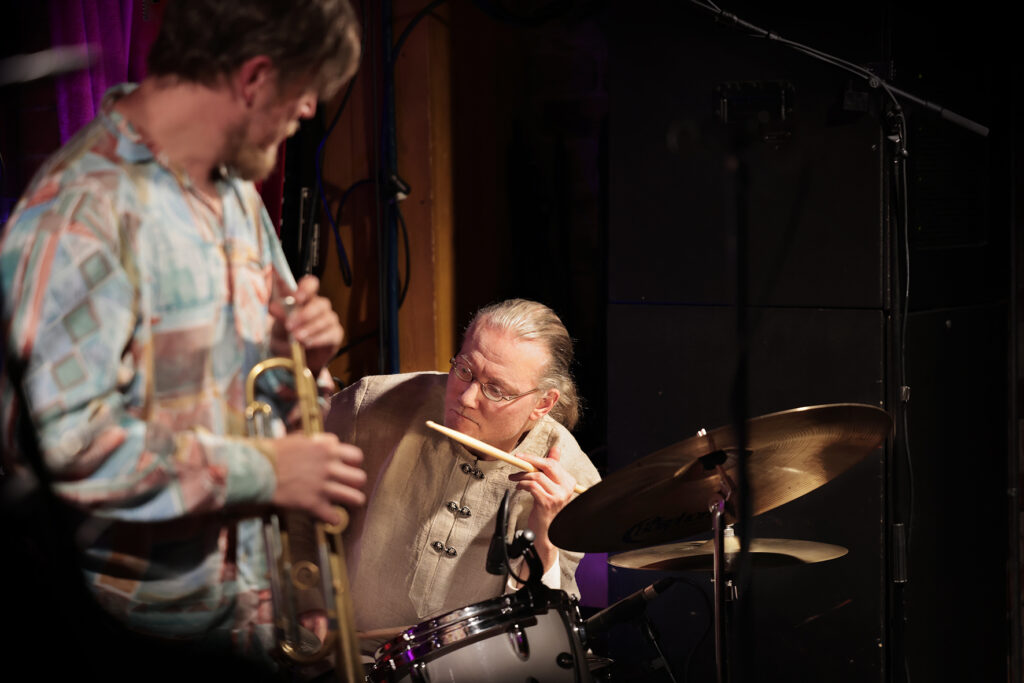 Eero Savela soittaa bassoa ja Janne Tuomi rumpuja. Eero Savela soittaa bassoa ja Janne Tuomi rumpuja.