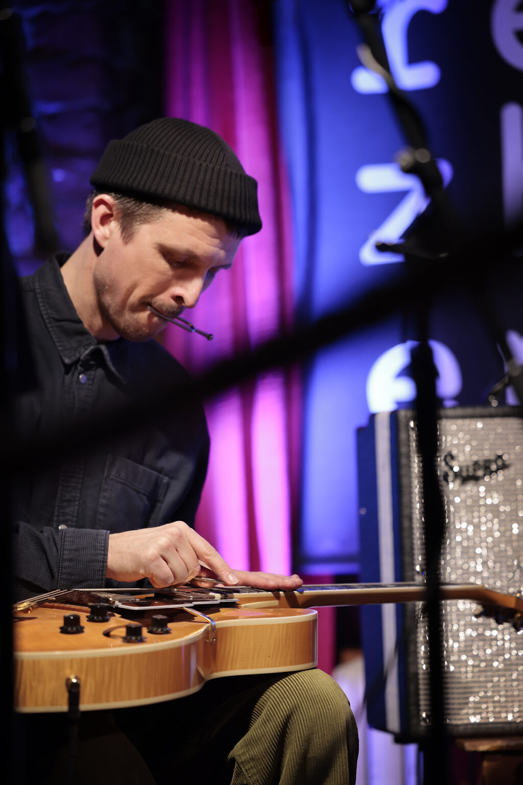 Topias Tiheäsalo soittaa kitaraa. Topias Tiheäsalo soittaa kitaraa.