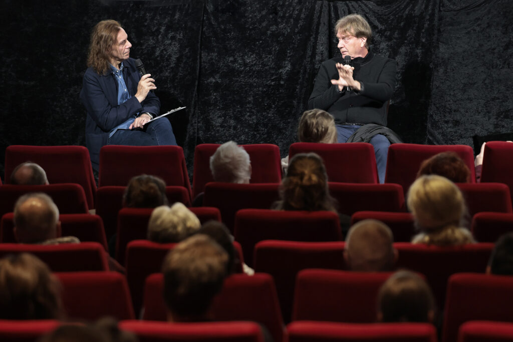 Harri Uusitorppa ja Mika Kaurismäki keskustelevat yleisön edessä elokuvateatteri Niagarassa. Harri Uusitorppa ja Mika Kaurismäki keskustelevat yleisön edessä elokuvateatteri Niagarassa.