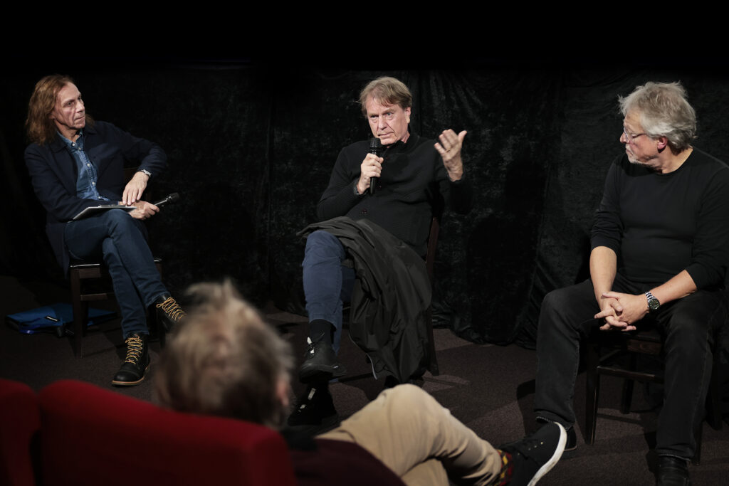 Harri Uusitorppa, Reiner Michalke ja Mika Kaurismäki keskustelevat yleisön edessä elokuvateatteri Niagarassa. Harri Uusitorppa, Reiner Michalke ja Mika Kaurismäki keskustelevat yleisön edessä elokuvateatteri Niagarassa.