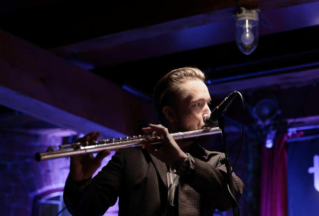 Otto Eskelinen soittaa huilua. Otto Eskelinen soittaa huilua.