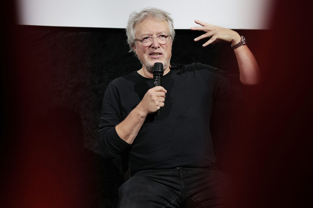 Monnheim Triennalen johtaja Reiner Michalke yleisön edessä elokuvateatteri Niagarassa. Monnheim Triennalen johtaja Reiner Michalke yleisön edessä elokuvateatteri Niagarassa.