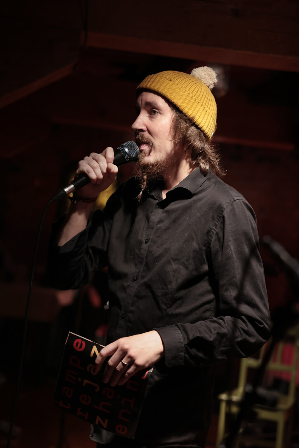 Jaani Leinonen juontaa. Jaani Leinonen juontaa.