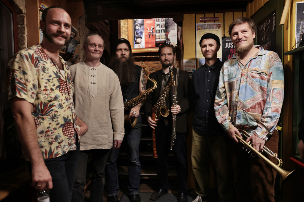 Tahmela Six Telakan aulassa ennen keikan alkua. Tahmela Six Telakan aulassa ennen keikan alkua.