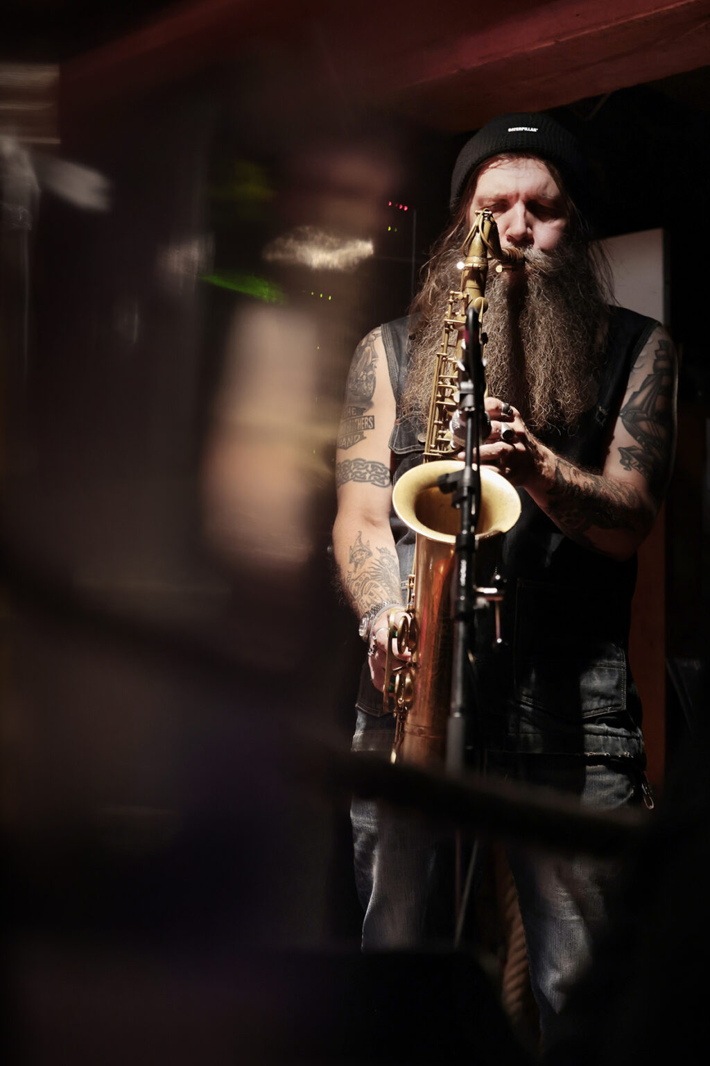 Sami Sippola soittaa saksofonia. Sami Sippola soittaa saksofonia.