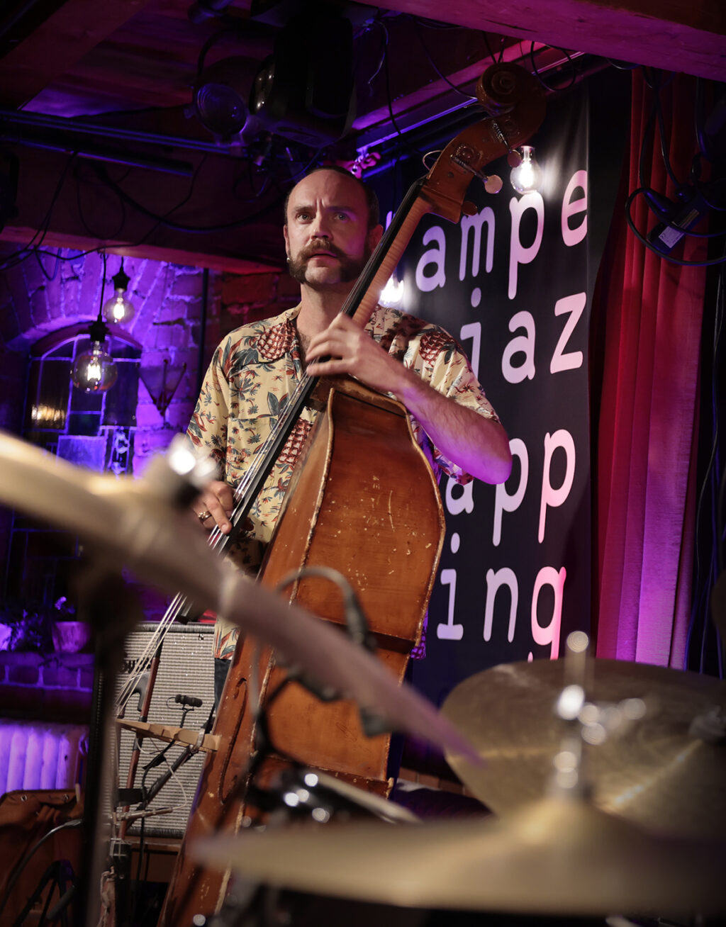 Eero Tikkanen soittaa kontrabassoa. Eero Tikkanen soittaa kontrabassoa.