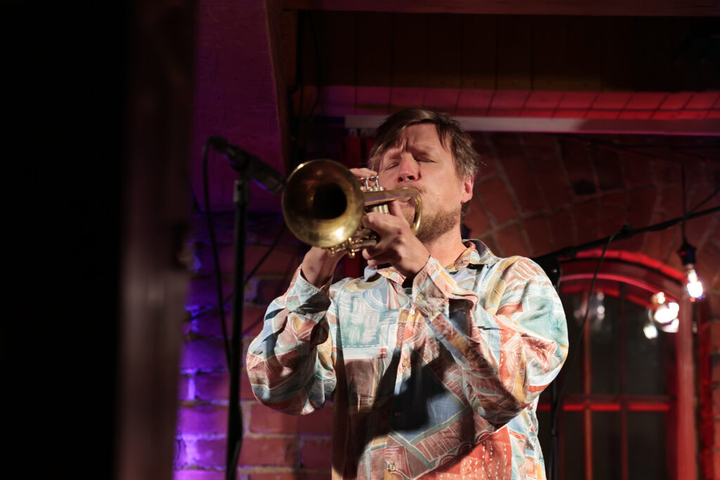 Eero Savela soittaa trumpettia. Eero Savela soittaa trumpettia.