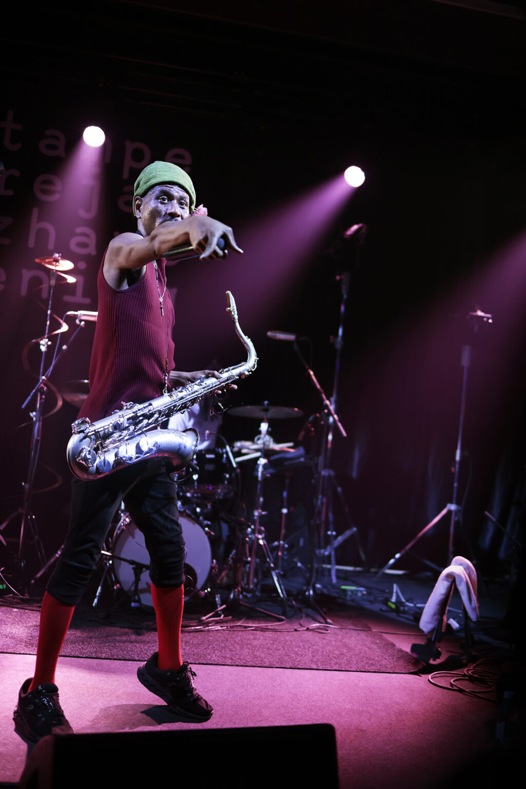 Tomoki Sanders is performing on the stage.