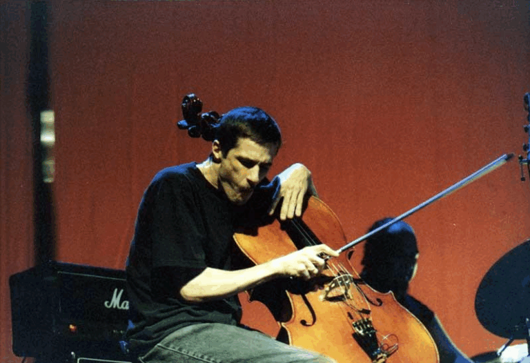 Fred Lonberg-Holm soittaa selloa.