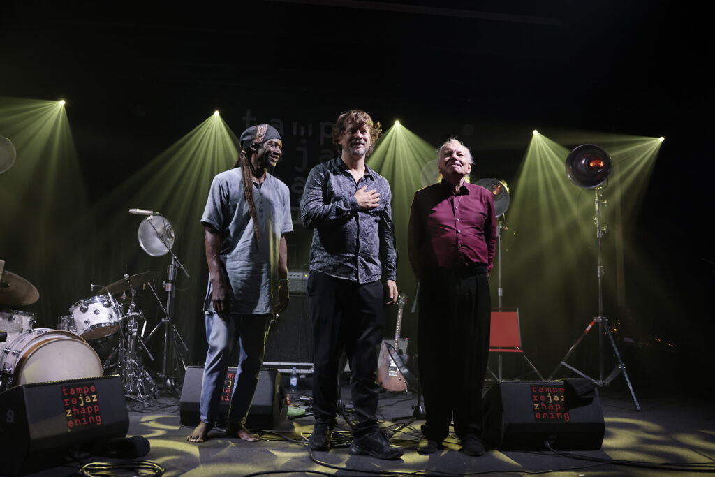 Hamid Drake, Kalle Kalima & Conny Bauer are performing on the stage.