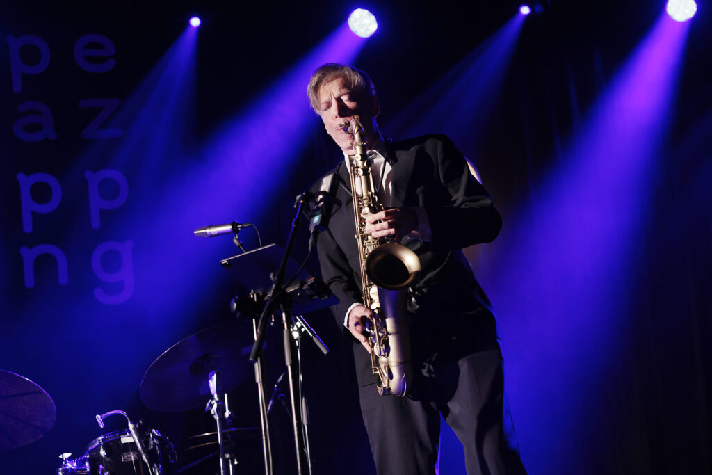 Daniel Erdmann is playing the sax.