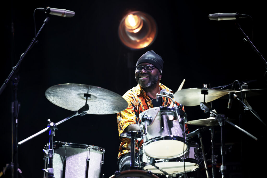 Trio Raulin, Bekkas, Biayenda is performing on the stage.