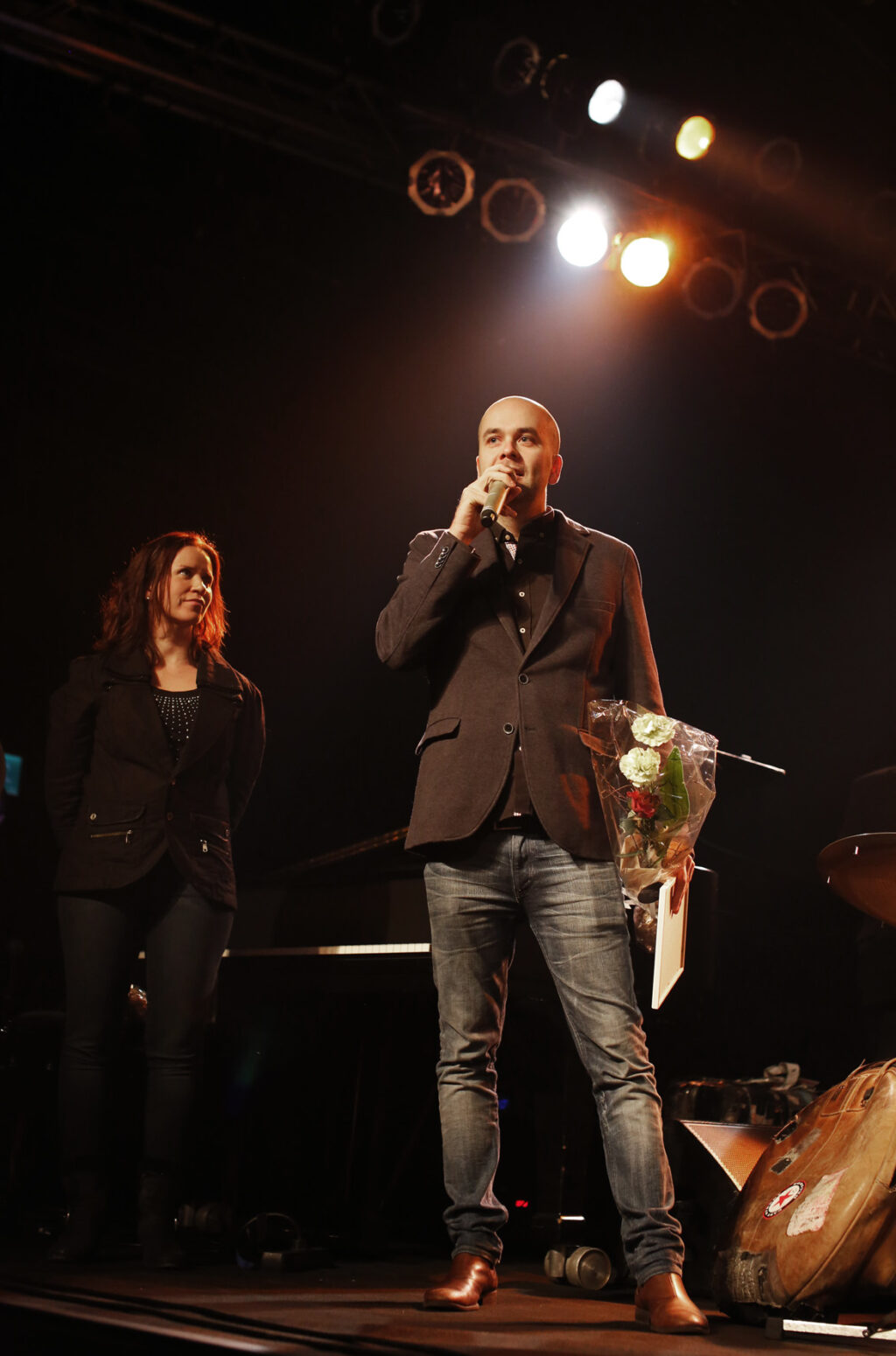 Jussi Fredriksson Flame Jazz -yhdistyksestä pitää puhetta lavalla.