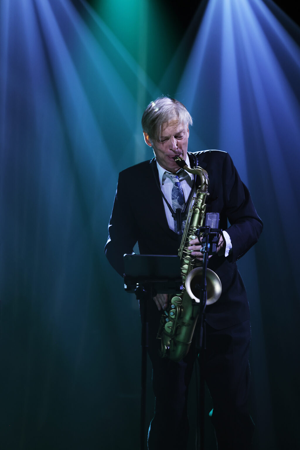 Daniel Erdmann is playing the sax.