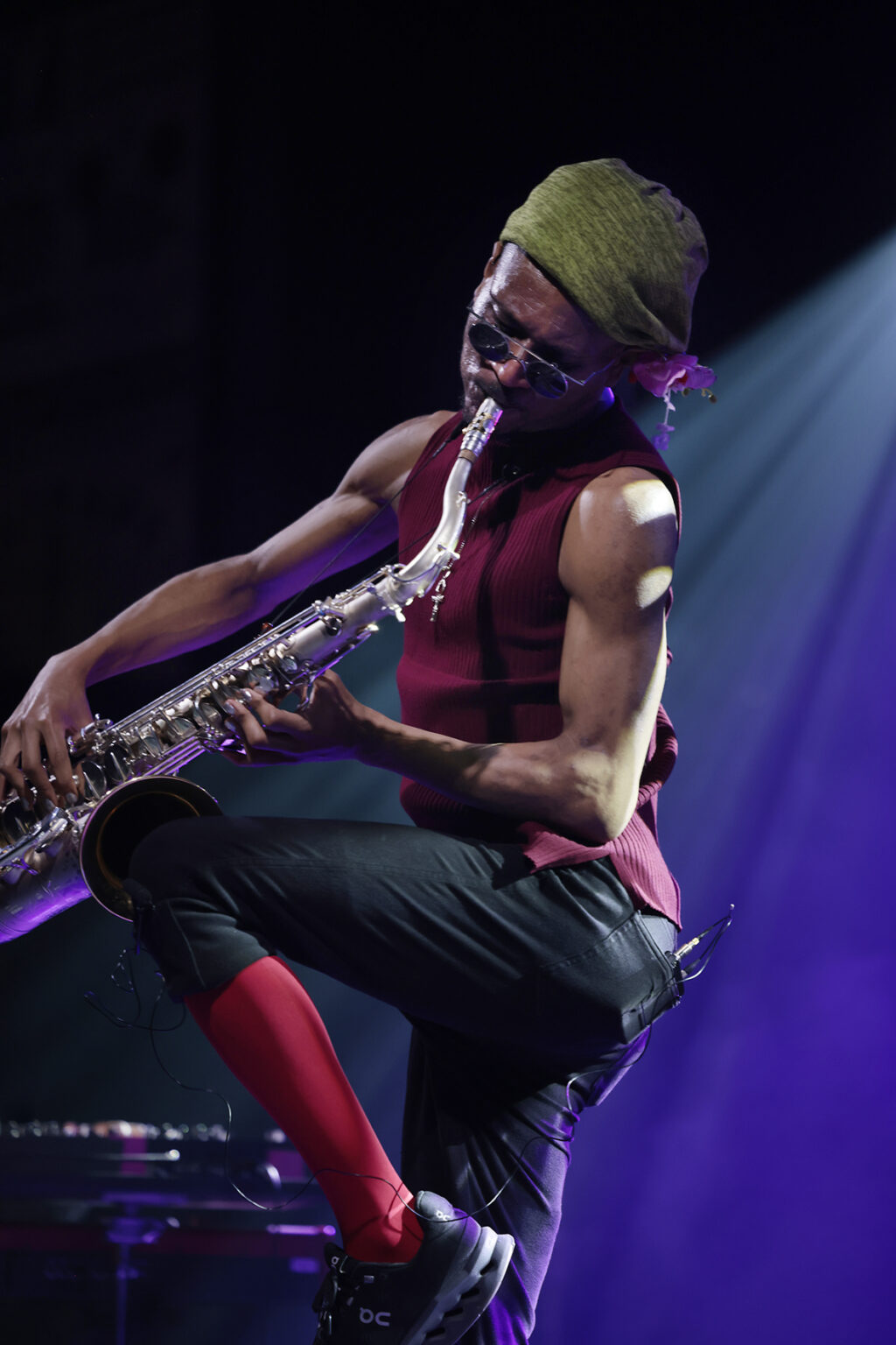 Tomoki Sanders is performing on the stage.