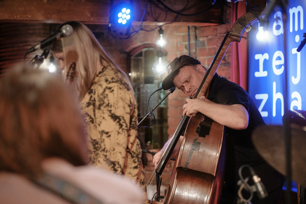 Lauri Kallion yhtye is performing on the stage.