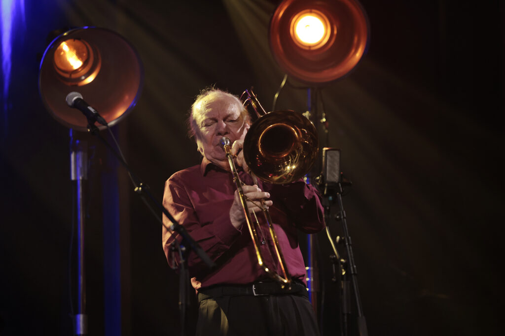 Hamid Drake, Kalle Kalima & Conny Bauer are performing on the stage.