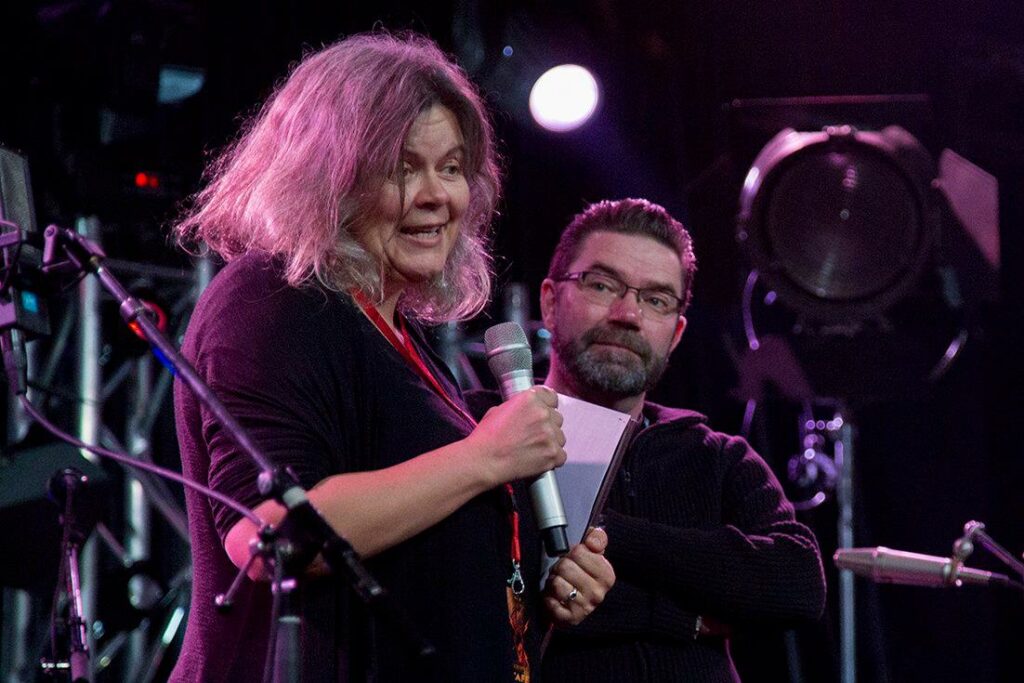 Maarit Kytöharju ottaa vastaan Yrjö-palkintoa.