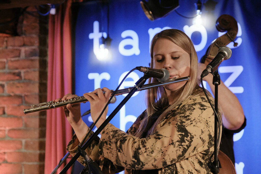 Lauri Kallion yhtye is performing on the stage.