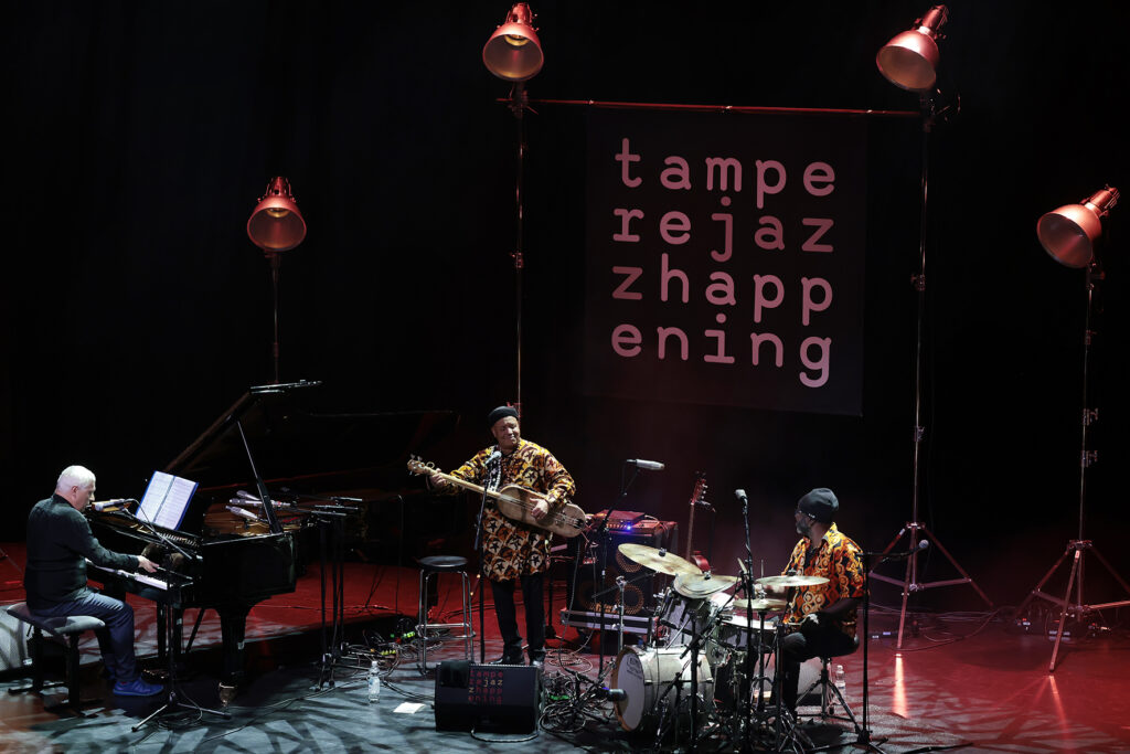 Trio Raulin, Bekkas, Biayenda is performing on the stage.