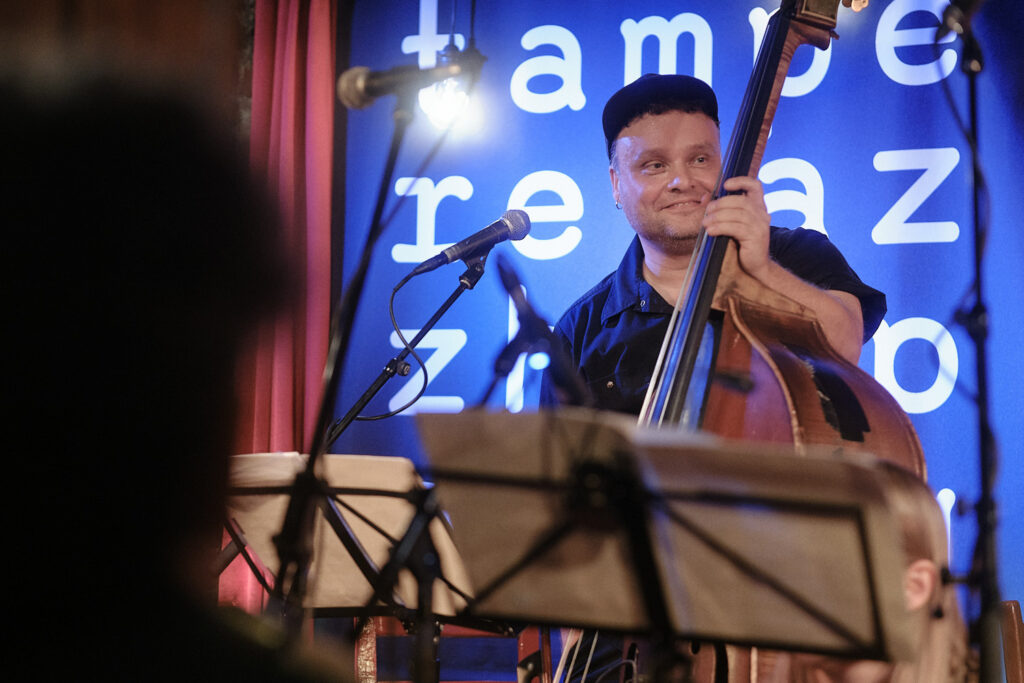 Lauri Kallion yhtye is performing on the stage.