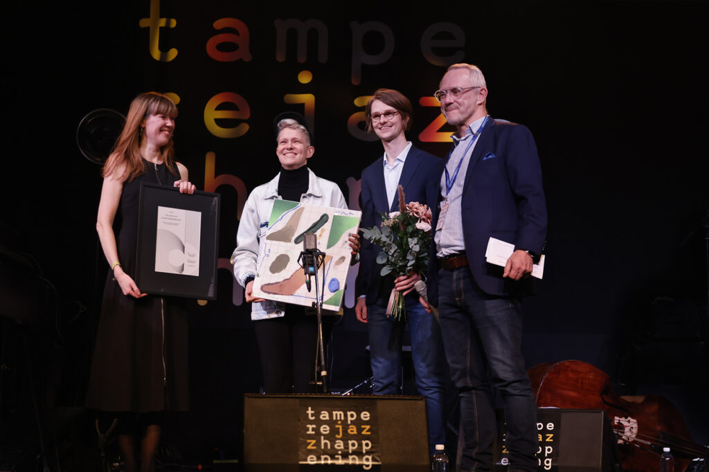 Linda Fredriksson vastaanottamassa Yrjö-palkintoa.