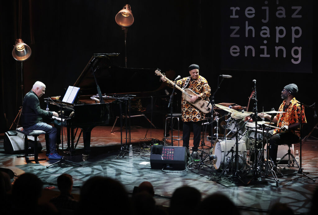 Trio Raulin, Bekkas, Biayenda is performing on the stage.