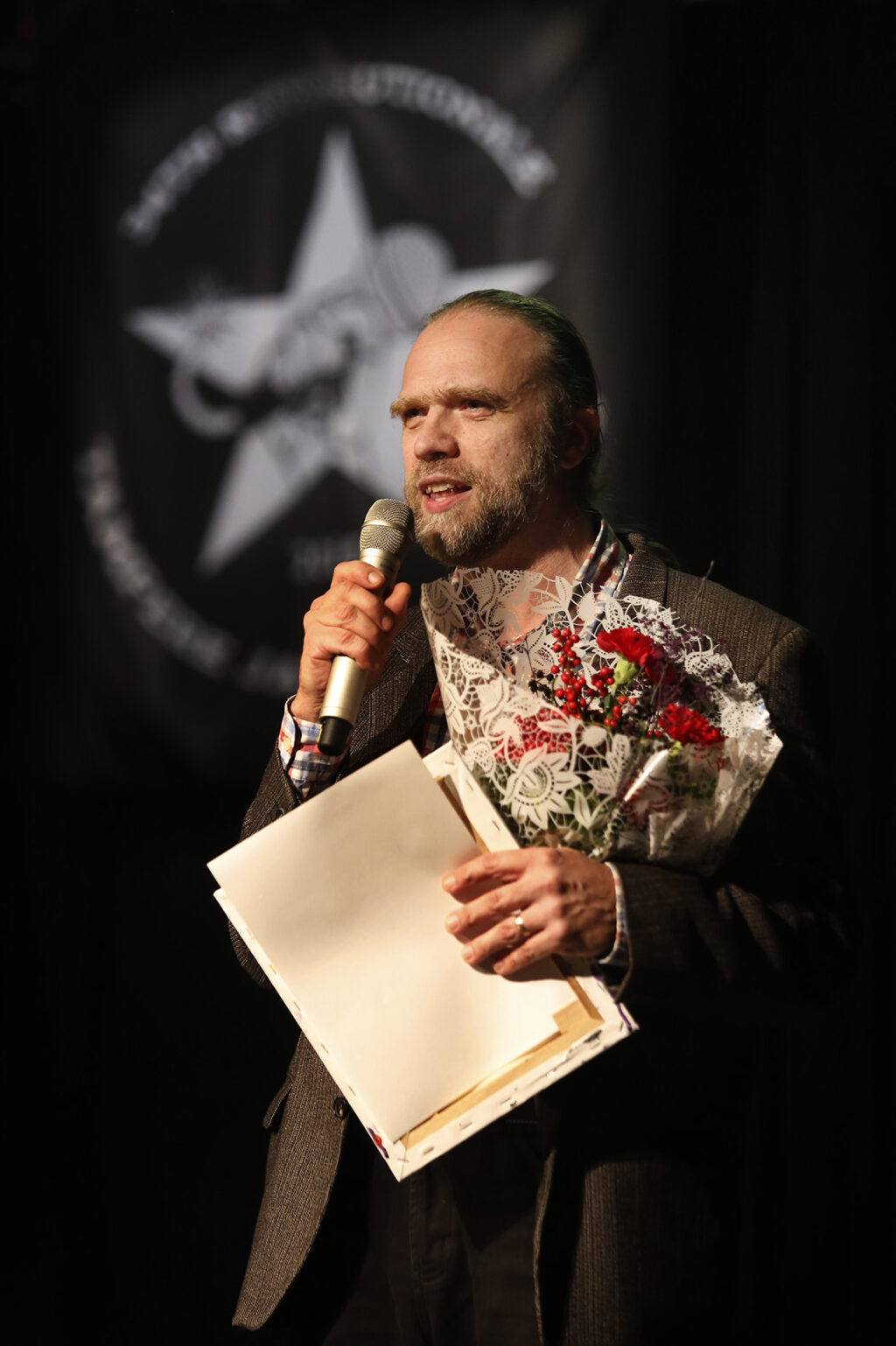 Ulk Krokfors pitää kiitospuhetta lavalla.