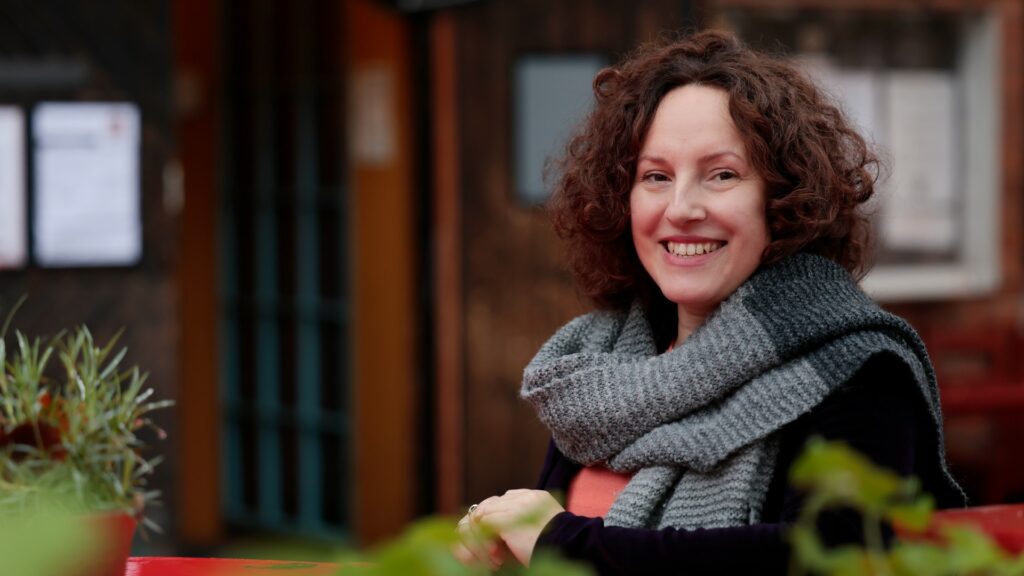 Martyna van Nieuwland Telakan terassilla.