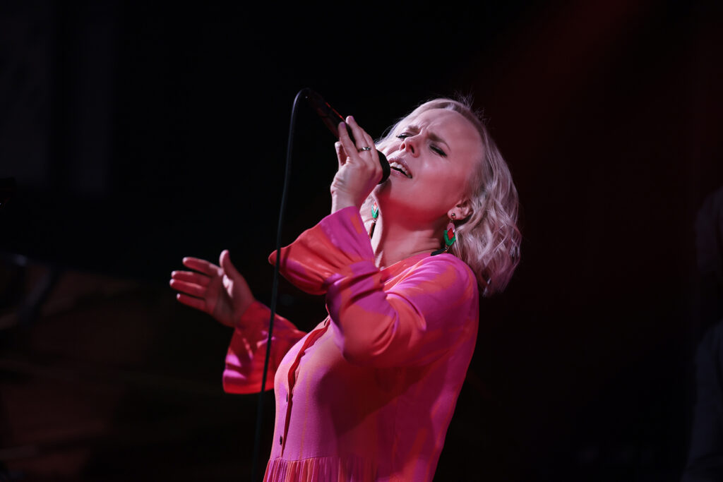 Aili Ikonen is singing.