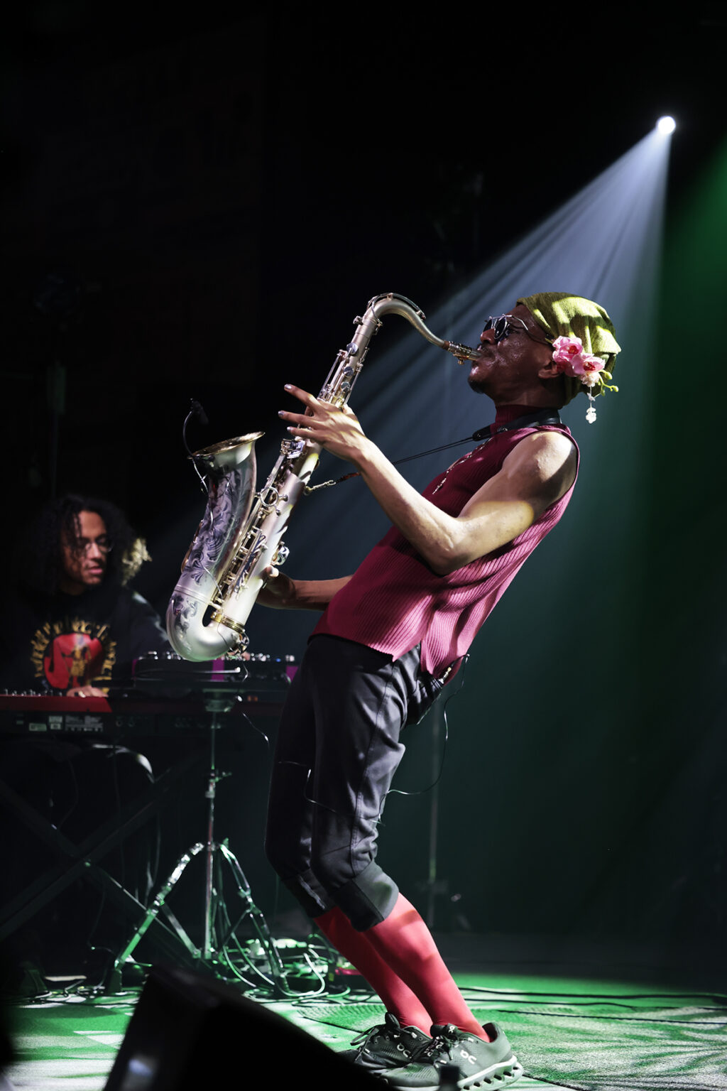 Tomoki Sanders is performing on the stage.