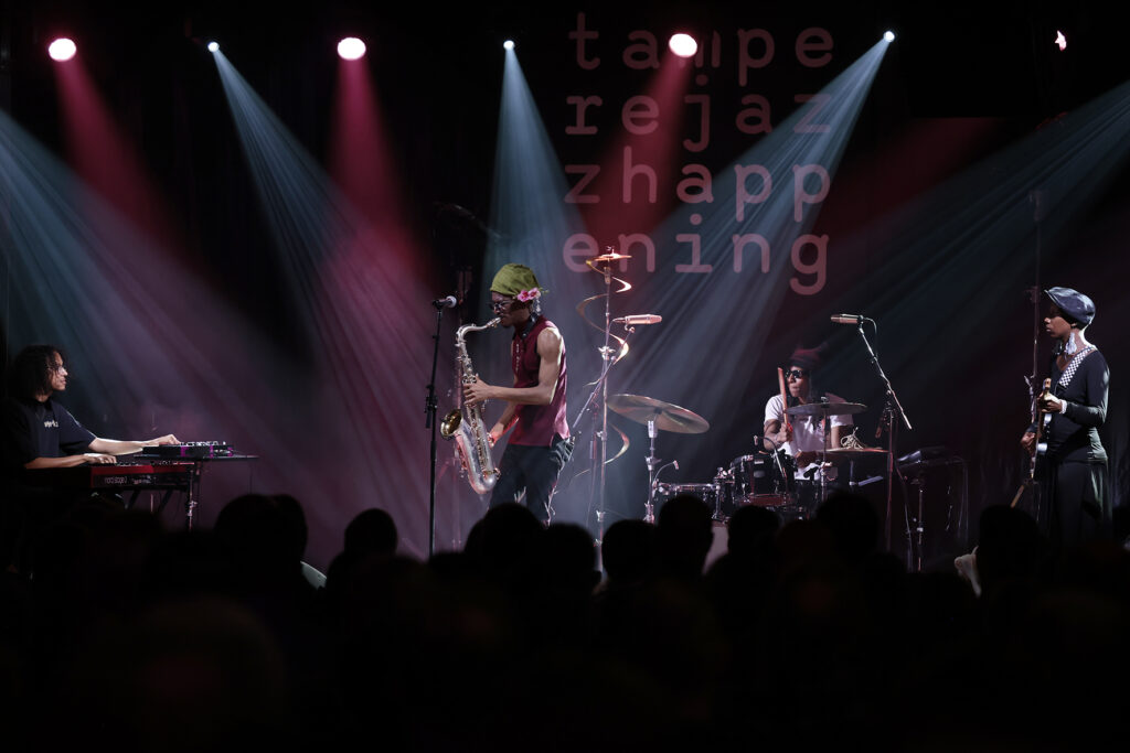 Tomoki Sanders is performing on the stage.