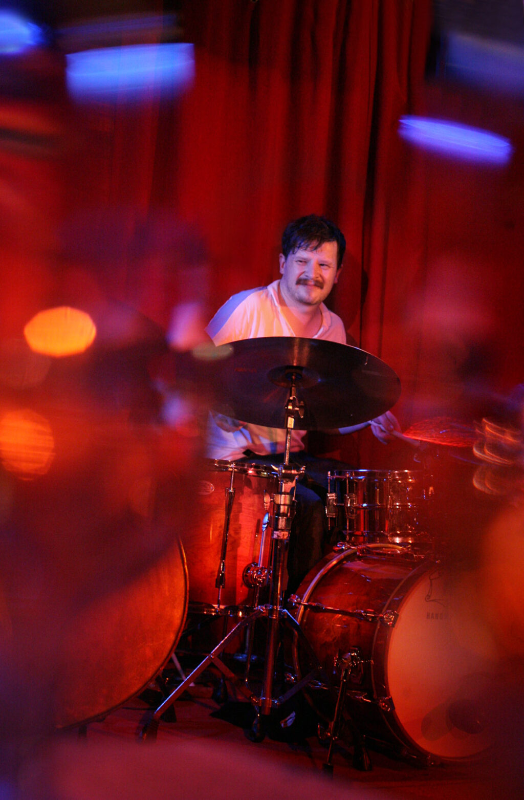 Joonas Riippa soittaa rumpuja.