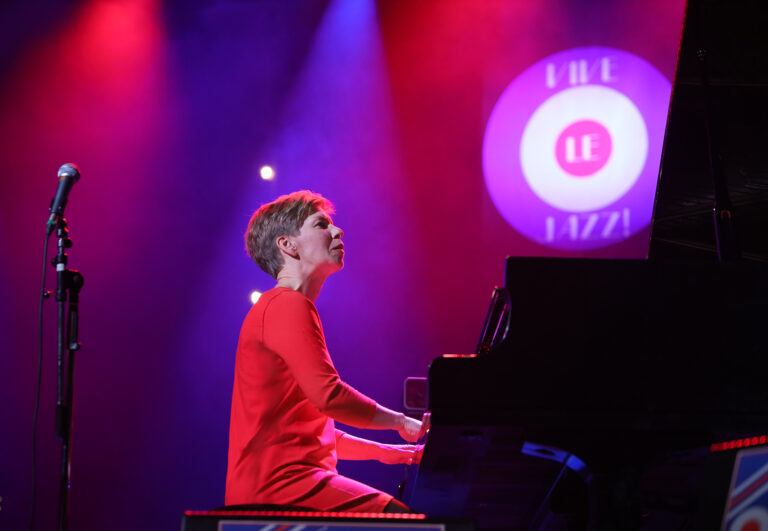 Riitta Paakki soittaa pianoa.