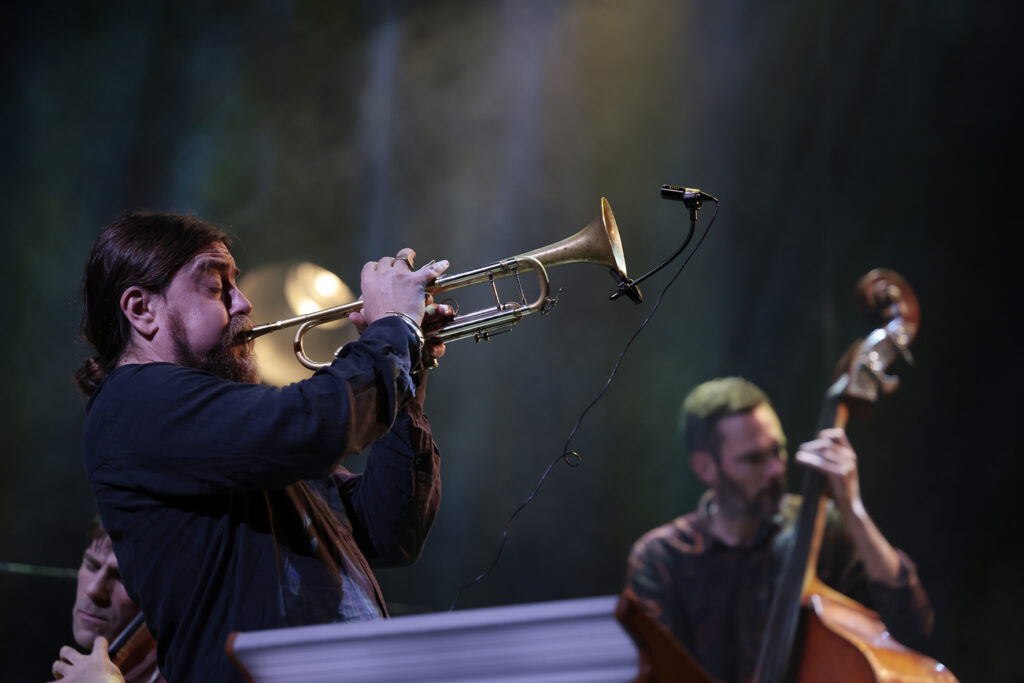 Goran Kajfeš Tropiques is performing on the stage.