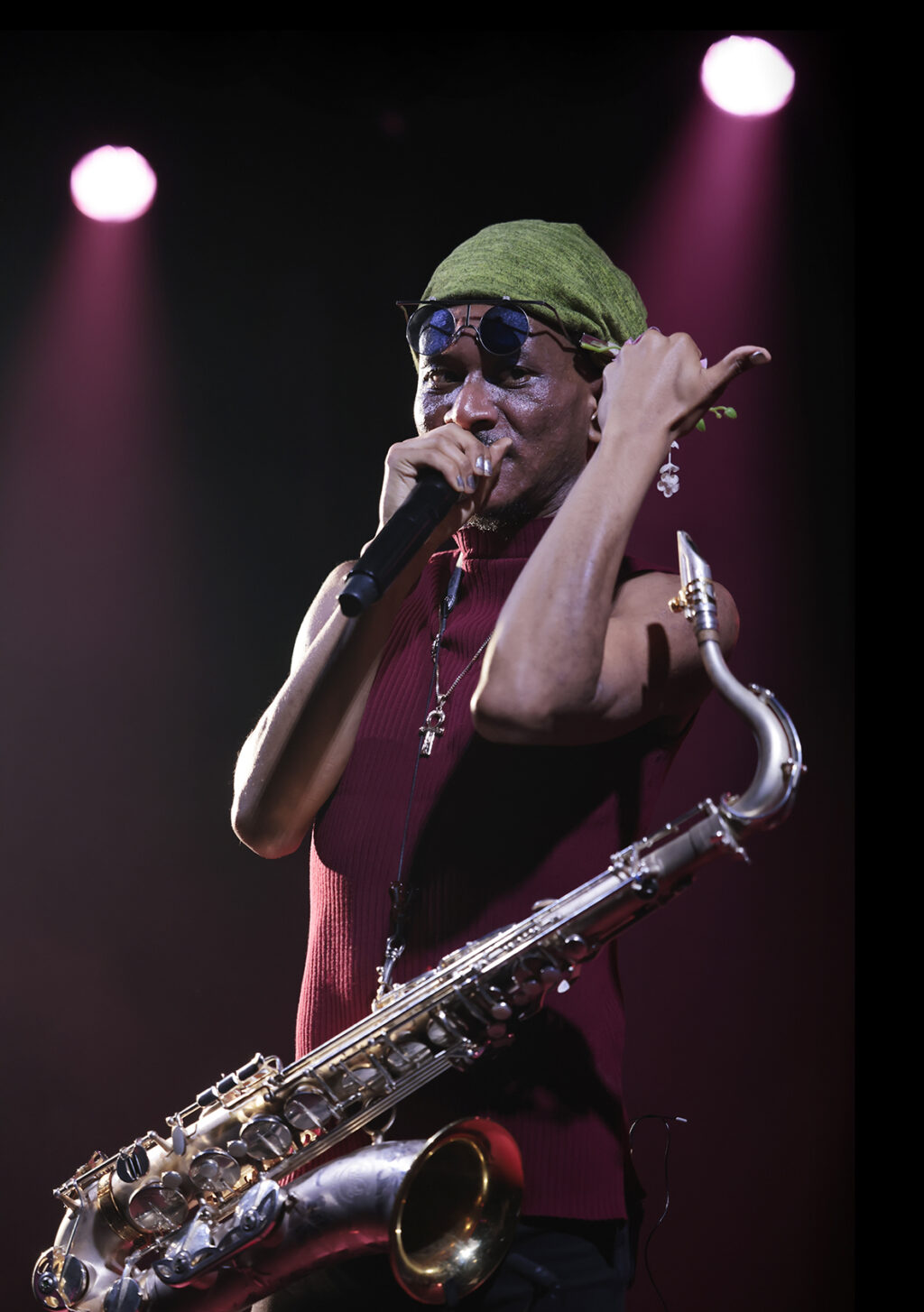 Tomoki Sanders is performing on the stage.