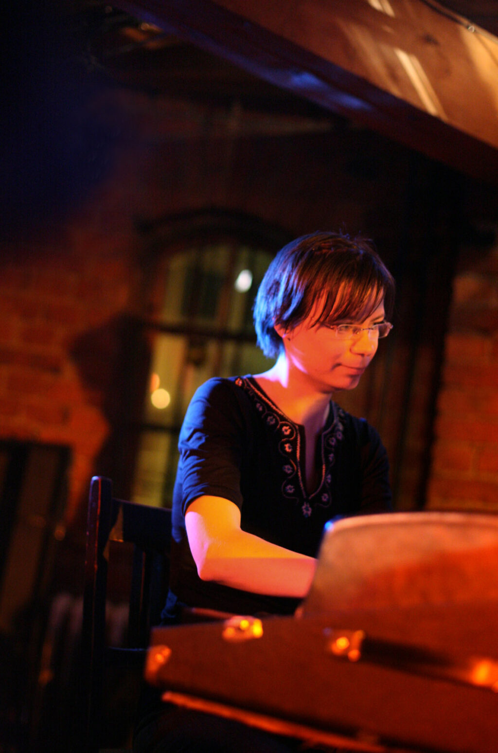 Kaisa Kulmala soittaa rhodesia.