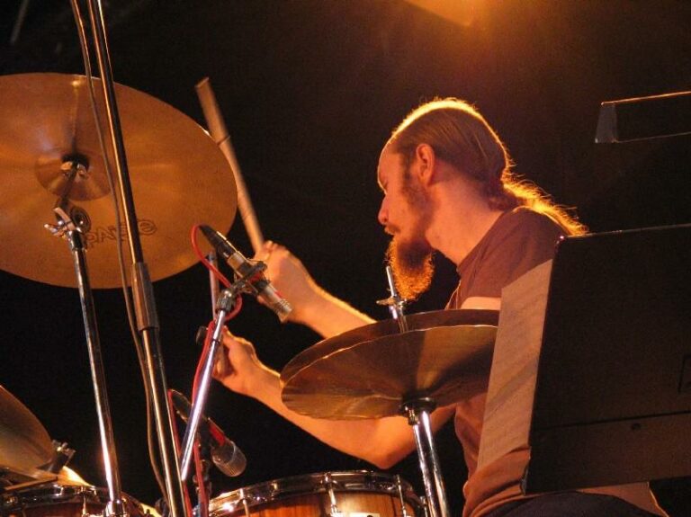 Mika Kallio soittaa rumpuja.