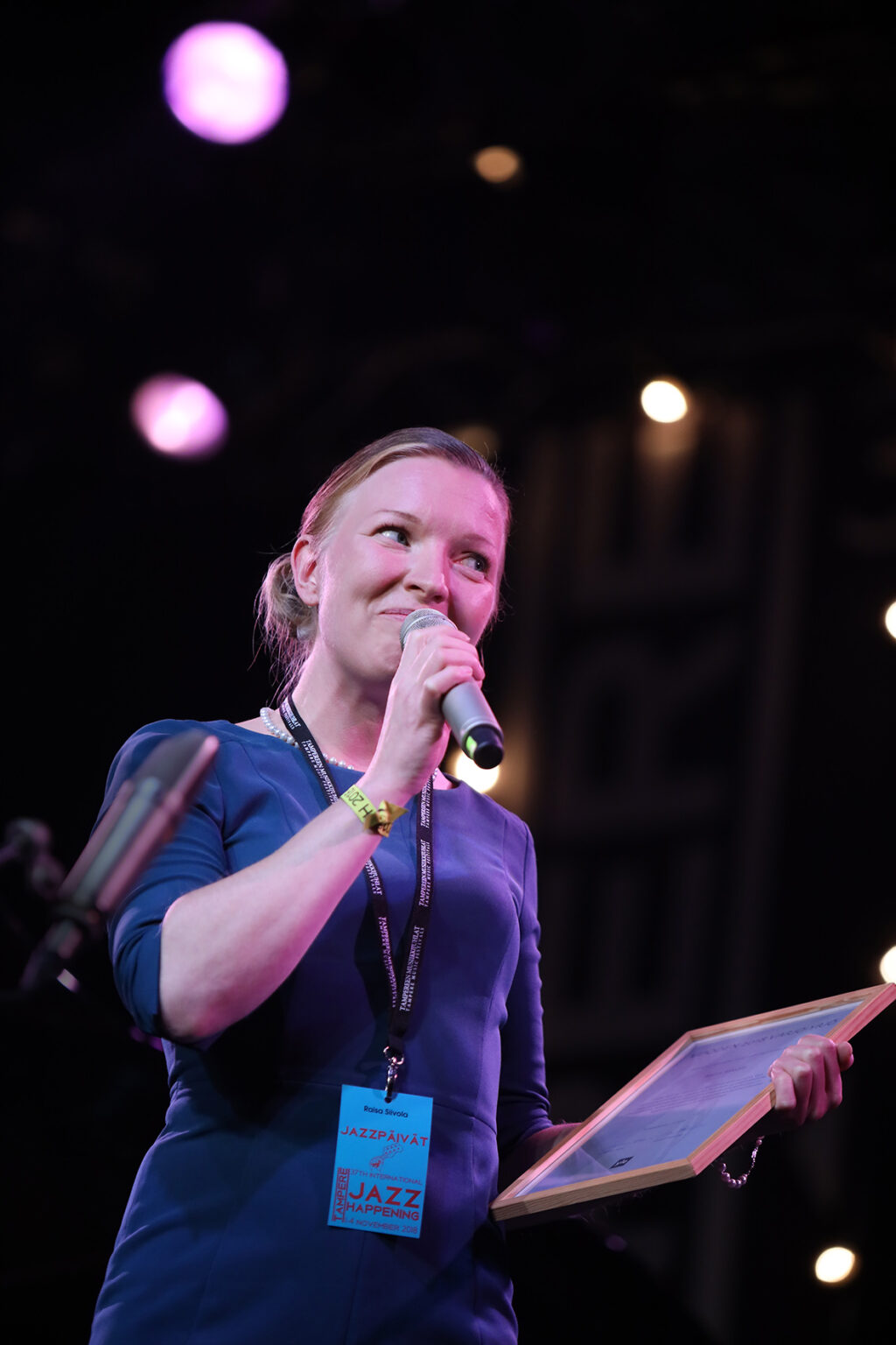 Raisa Siivola ottaa vastaan Varjo-Yrjöä.