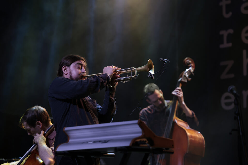 Goran Kajfeš Tropiques is performing on the stage.