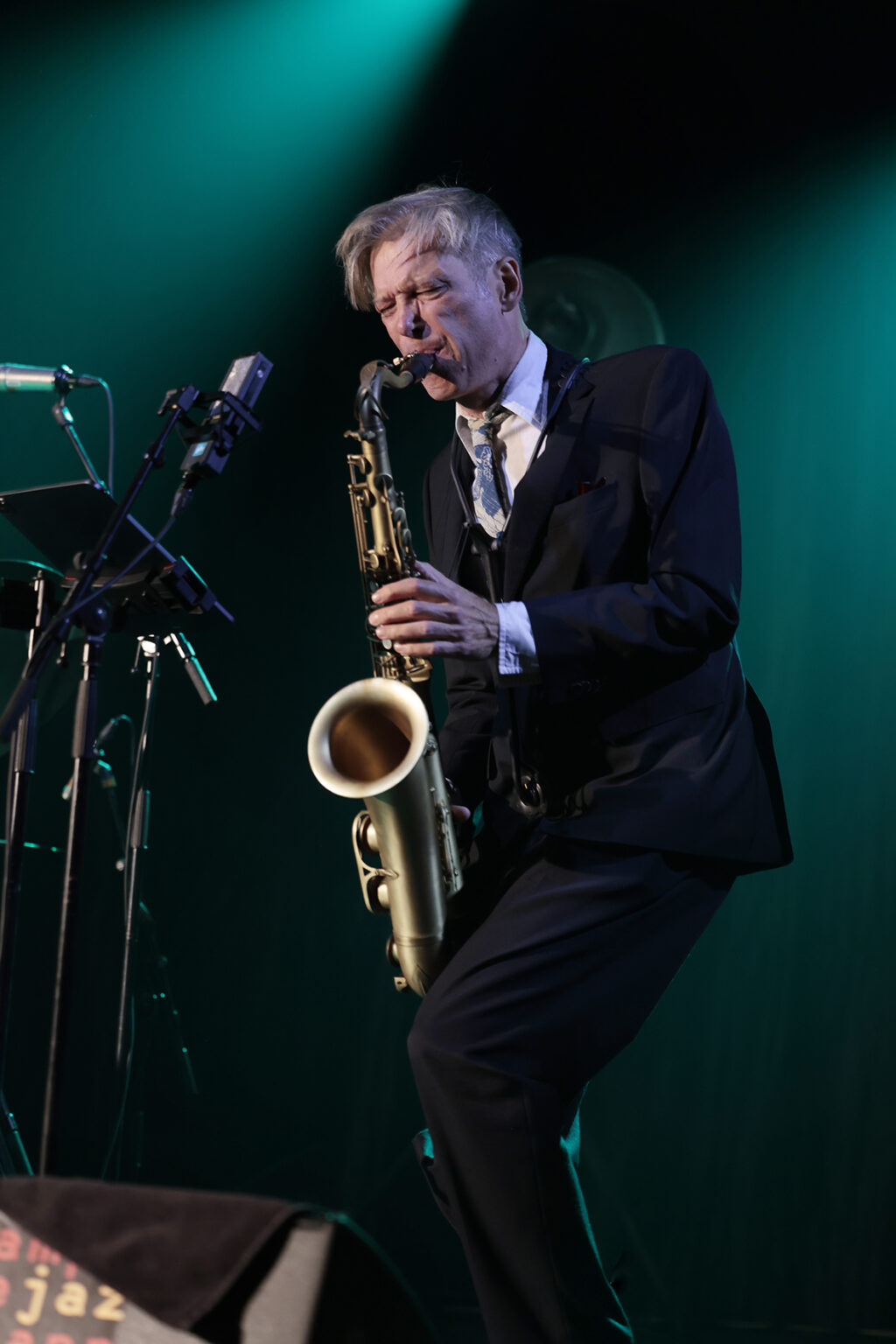 Daniel Erdmann is playing the sax.