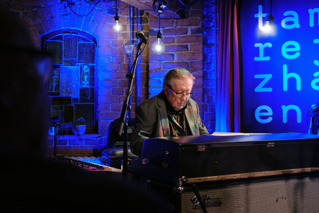 Olli Ahvenlahti New Quintet is performing on the stage.