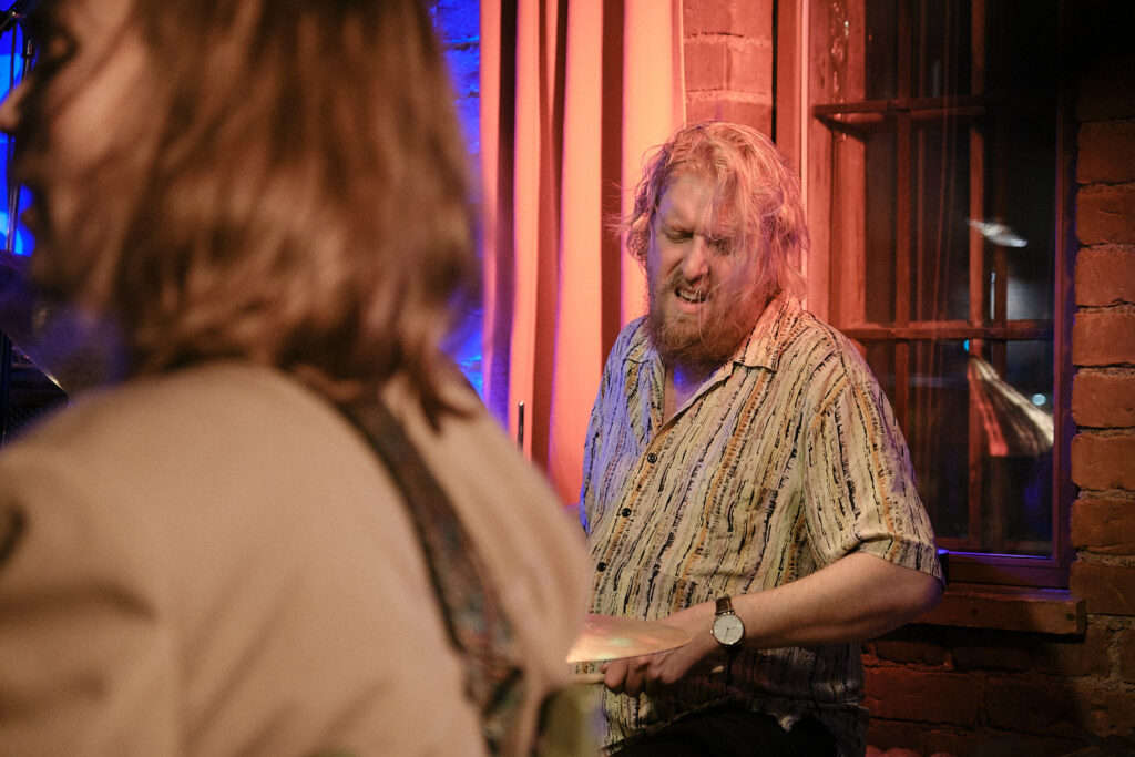 Lauri Kallion yhtye is performing on the stage.