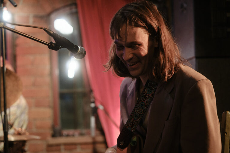 Lauri Kallion yhtye is performing on the stage.