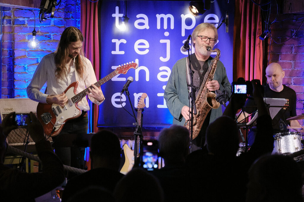 Pepa Päivinen Peacepipe is performing on the stage.