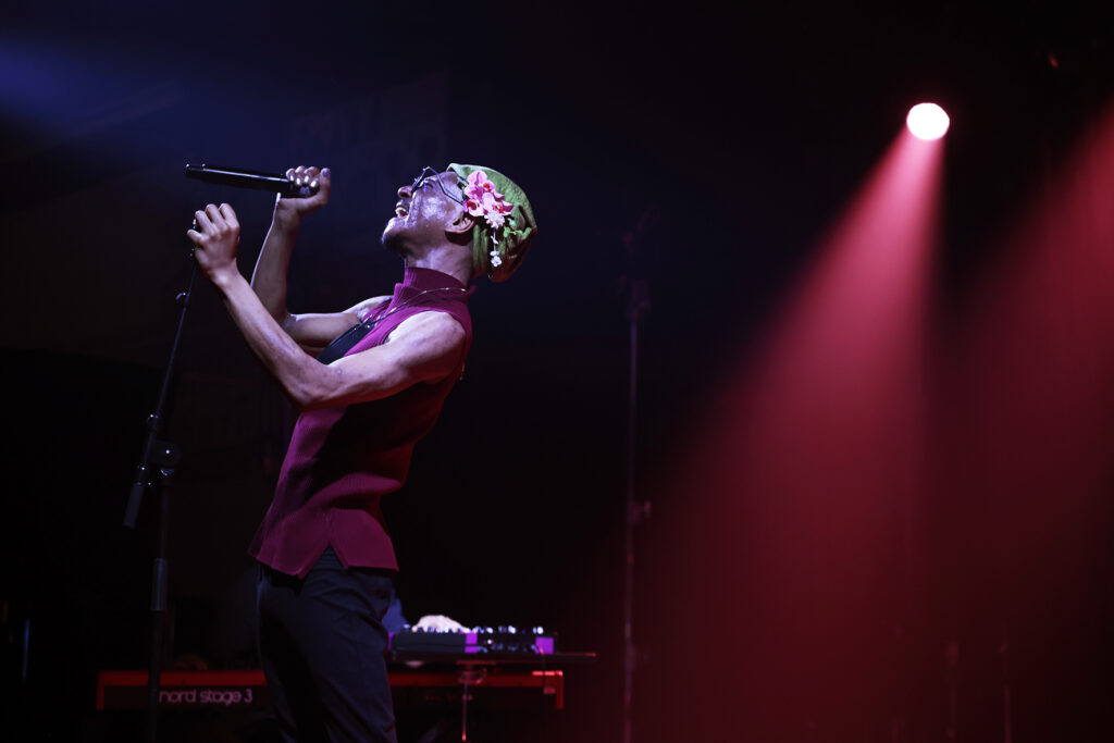 Tomoki Sanders is performing on the stage.