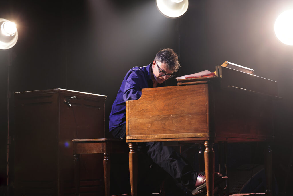 Antonin Rayon is playing the hammond.