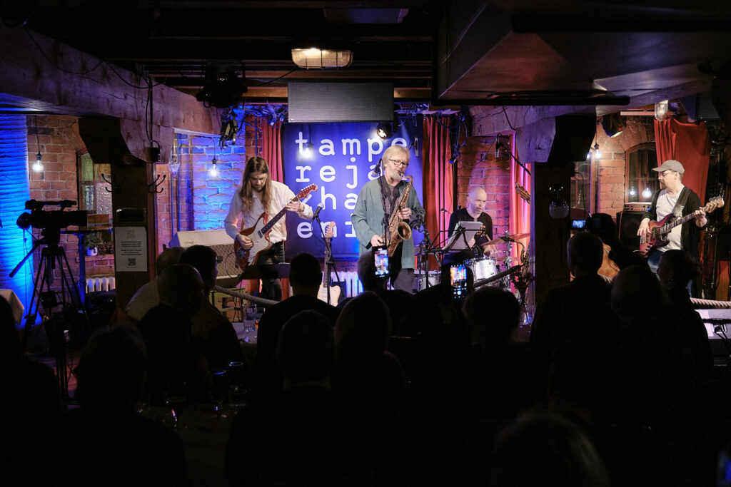 Pepa Päivinen Peacepipe is performing on the stage.