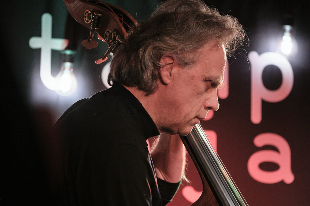 Uffe Kroksfors is playing the bass.
